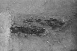 Relikt prkna podlahy apsidy rotundy krátce po objevu v roce 1979.