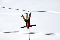 Brněnští hasiči - lezci nacvičovali zásah vyproštění člověka zachyceného na sloupu vysokého napětí. 