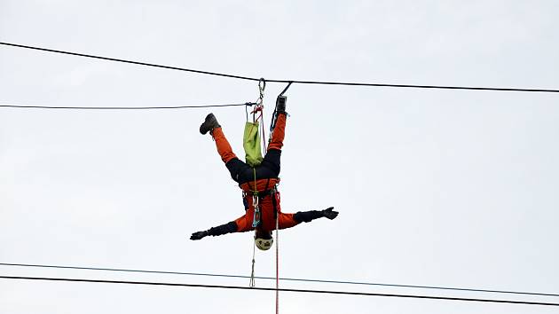Brněnští hasiči - lezci nacvičovali zásah vyproštění člověka zachyceného na sloupu vysokého napětí. 