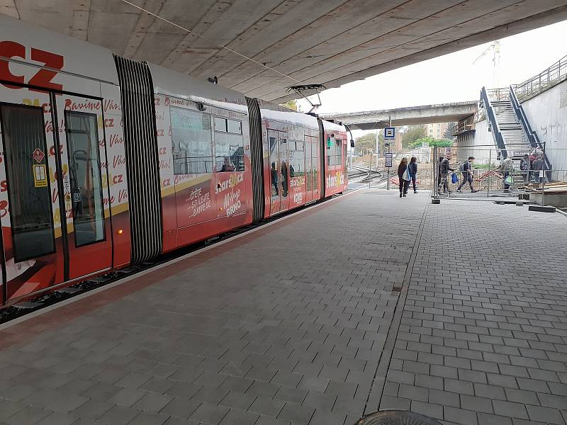 Přístřešek brněnské tramvajové zastávky Osová pod mostem zmizel.