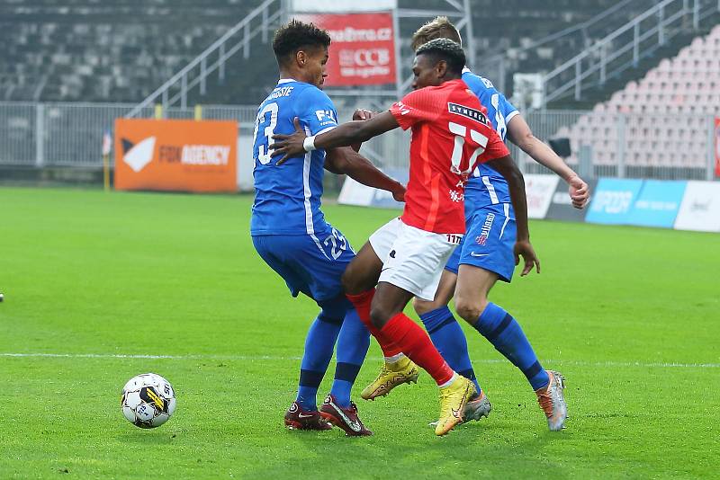 Brněnští fotbalisté (v červeném) na domácím trávníku zdolali Liberec 3:0.