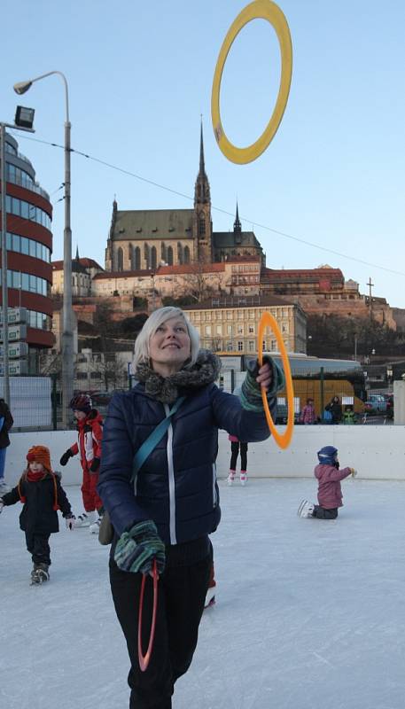 Hned dva akrobatické výkony zároveň museli zvládnout návštěvníci Žonglování na ledě, které uspořádal cirkus Legrando na kluzišti v Nových sadech v Brně.