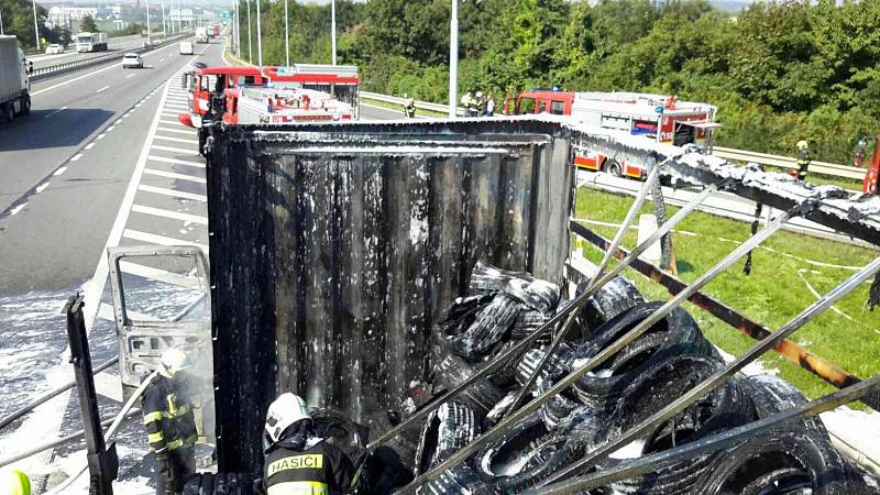 Na dálnici D1 na 196. kilometru ve směru na Prahu hořel kamion převážející pneumatiky, hasiči škodu odhadli na 2,2 milionu korun.