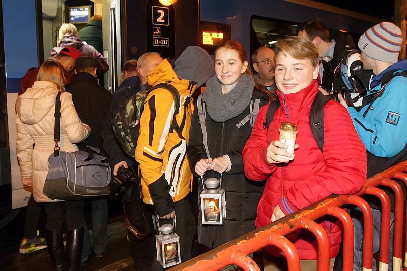 Symbol Vánoc a naděje, lucerna, která lidem svítí na cestu. Betlémské světlo je v Brně. Čtyřčlenná skupina skautů ho přivezla z Vídně, kde ho rakouští skauti předávali delegacím z celé Evropy, v sobotu večer v sedm hodin. S dvacetiminutovým zpožděním.