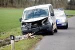 Silný vítr lámal stromy u silnice mezi Valtrovicemi a Křidlůvkami. Na projíždějící dodávku Peugeot jeden ze stromů spadnul. 