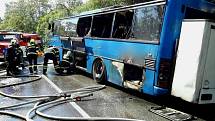 Autobus, který převážel školáky, začal za jízdy hořet.