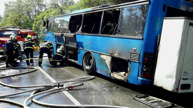 Autobus, který převážel školáky, začal za jízdy hořet.