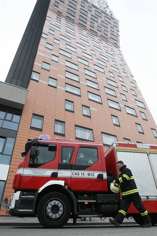 Požární cvičení v brněnském AZ Toweru.