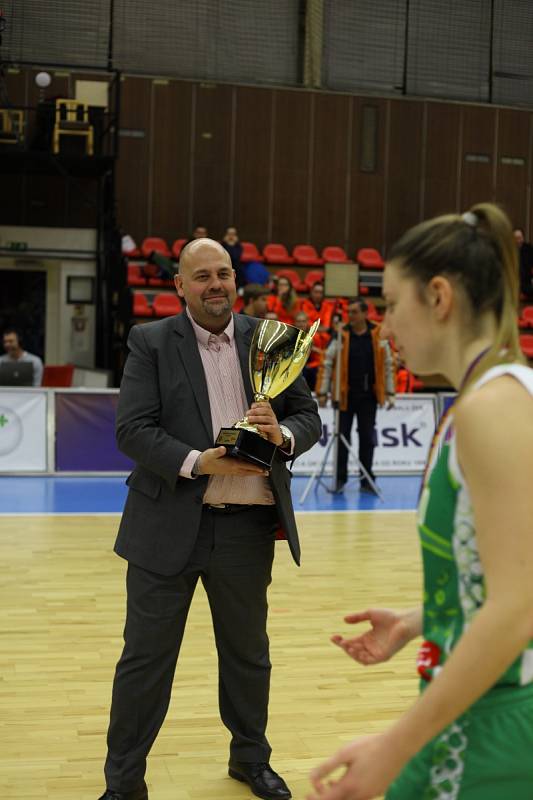 Královopolské basketbalistky (v zeleném) ovládly v Nymburce finále Českého poháru, když zdolaly Hradec Králové 72:69, a vybojovaly tak pro brněnský klub první trofej v některé z domácích soutěží.