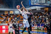 Brněnští basketbalisté (v bílém) ve středu padli s Nymburkem, v předposledním kole nadstavby je čeká venkovní utkání v Kolíně.