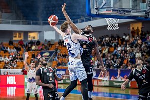 Brněnští basketbalisté (v bílém) ve středu padli s Nymburkem, v předposledním kole nadstavby je čeká venkovní utkání v Kolíně.