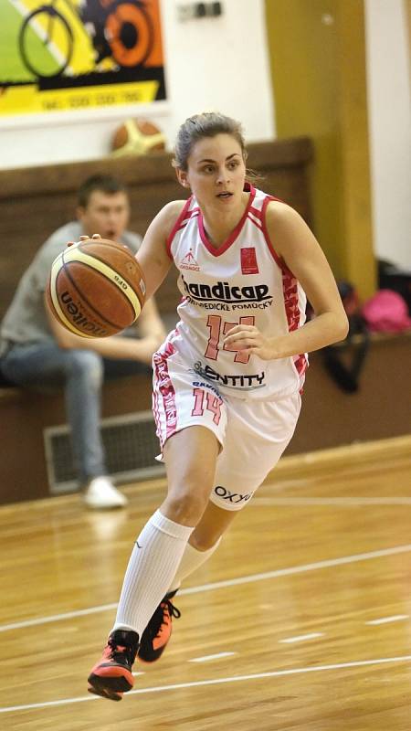 Svěřenky trenéra Viktora Pruši porazily v neděli těsně Spartu 72:70.