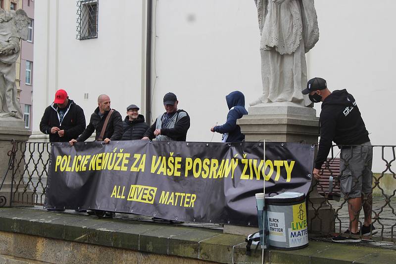 Na akci Black Lives Matter upozorňující na rasismus se v sobotu na brněnském Dominikánském náměstí sešly desítky lidí. Přišlo také hnutí Slušní lidé, jako protistrana.