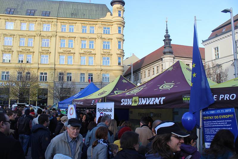 V Brně lidé slaví třicetileté výročí sametové revoluce na náměstí Svobody na akci Brněnský sedmnáctý.