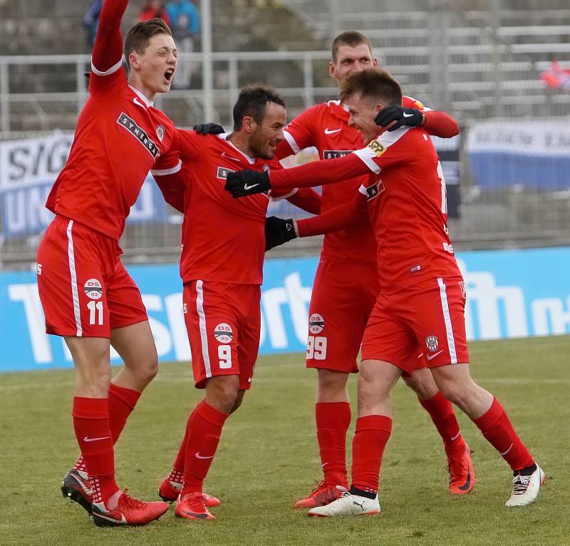 Fotbalisté Zbrojovky Brno (v červeném) porazili Olomouc 1:0.