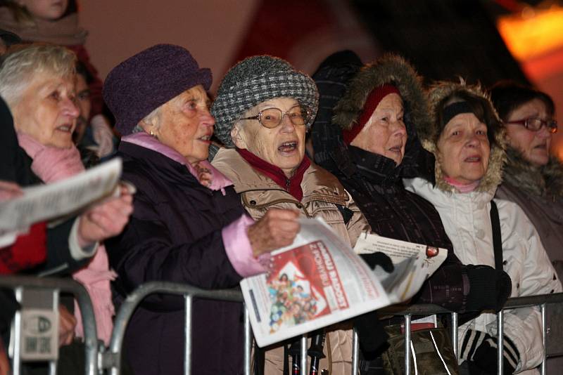 Koledy zpívali s Deníkem lidé v Brně. Při celorepublikové akci Česko zpívá koledy.