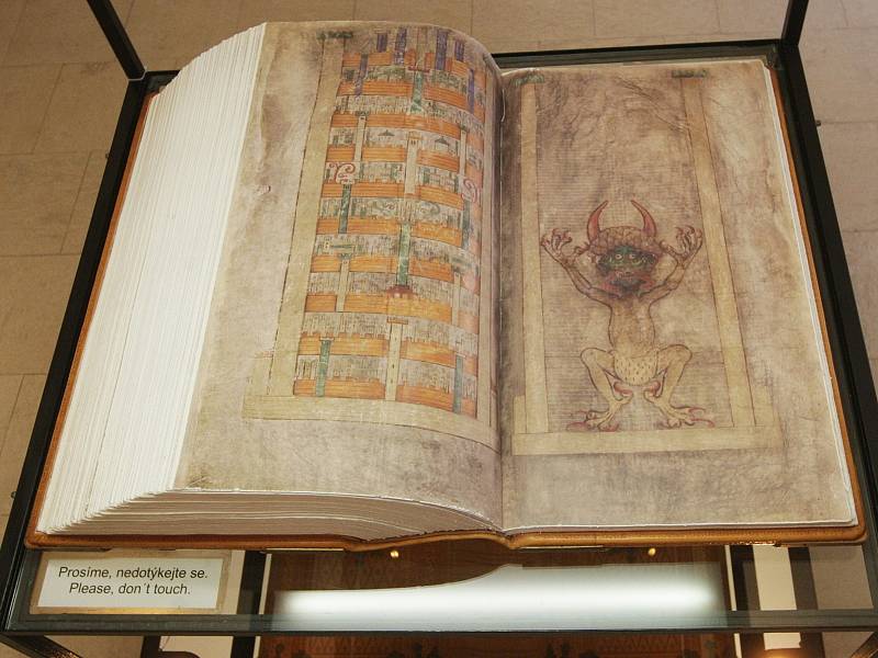 Letohrádek Mitrovských v Brně nově vystavuje mistrovskou maketu Ďáblovy bible, která je známá také jako Codex Gigas. K vidění je na výstavě také obří leporelo Lucie Seifertové, které návštěvníky provede dějinami českého národa.