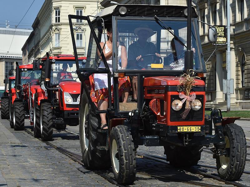 Sukénky si hore vykasala, bílé nožky ukázala, znělo náměstím Svobody krátce před nedělním polednem. Dožínkové slavnosti ovládly centrum Brna.