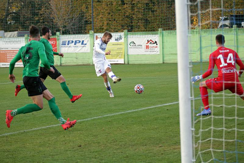 Líšeňští fotbalisté (v bílém) zdolali Příbram na domácím hřišti 4:1.