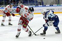 Hokejisté Komety (v modrém) prohráli na domácím ledě s Olomoucí 2:3.