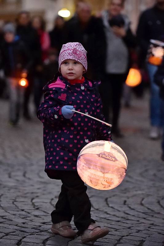 Několik set lidí se v sobotu večer sešlo u Obelisku na Denisových sadech, kde společně rozsvítili lampiony a vydali se s nimi na krátký průvod do Malé Ameriky. 