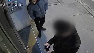 Brněnští kriminalisté pátrají po lupiči, který minulou středu v ulici Cejl brutálně napadl tělesně postiženého staršího muže.