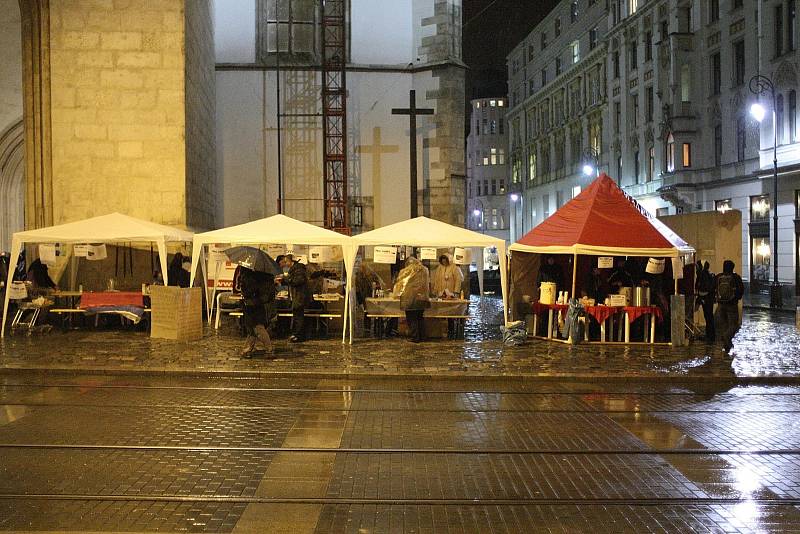 Teplo domova a pohodlnou postel vyměnila Jana Vondrová za kamennou dlažbu na rušné ulici. Společně s dvaceti dalšími lidmi se zapojila do akce brněnské charity. 