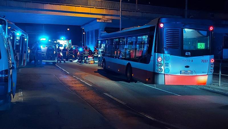 Noční rozjezd v Brně havaroval. Jedenáct zraněných.