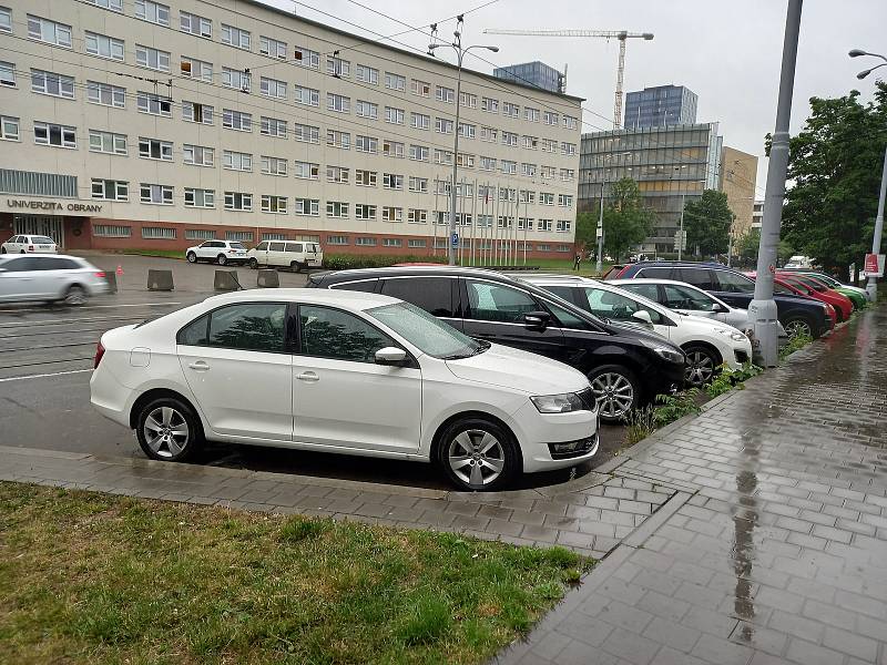 Většina parkovacích míst před Fakultou vojenského leadershipu Univerzity obrany v Kounicově ulici nově spadne do modrých zón.