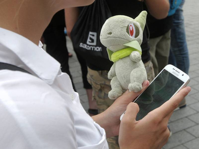 Animované postavičky takzvaných Pokémonů hledají v ulicích i Brňané. Hráči, kteří propadli populární mobilní aplikaci, se vydali na první společné chytání. 