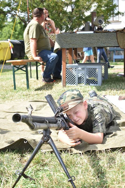 Zámek v Rosicích na Brněnsku obsadila armáda a šermíři.