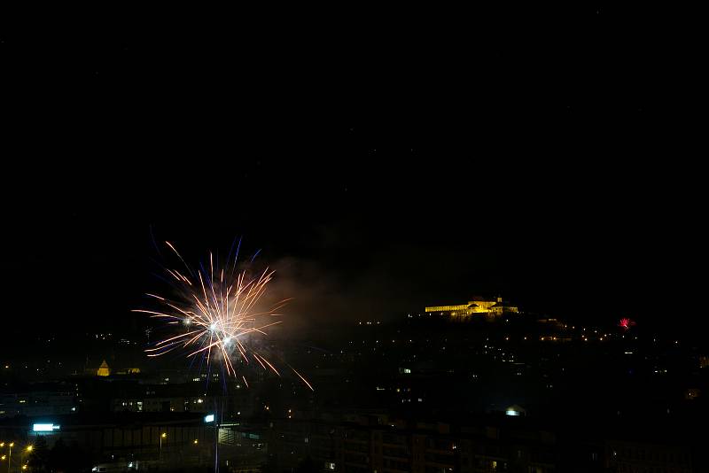 Silvestrovská půlnoc byla ve středu Brna ve znamení mnoha pyrotechnických efektů. Světlice a petardy připomínaly hodinu před a po půlnoci válečnou zónu. Fotograf Deníku mohl zaznamenat scénu z oken Hotelu Courtyard by Marriott.