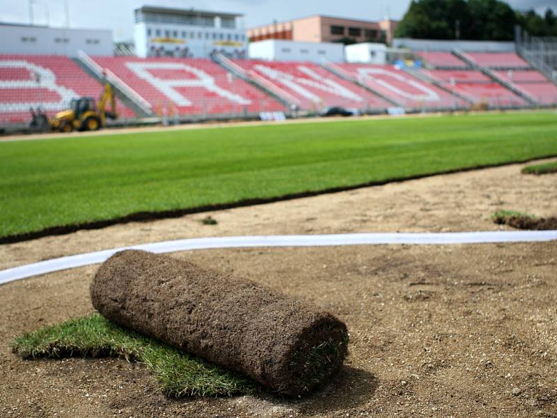 Pokládání nového trávníku na stadioně v Králově poli.