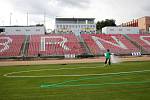 Pokládání nového trávníku na stadioně v Králově poli.