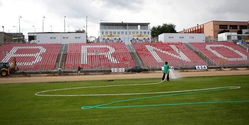 Pokládání nového trávníku na stadioně v Králově poli.