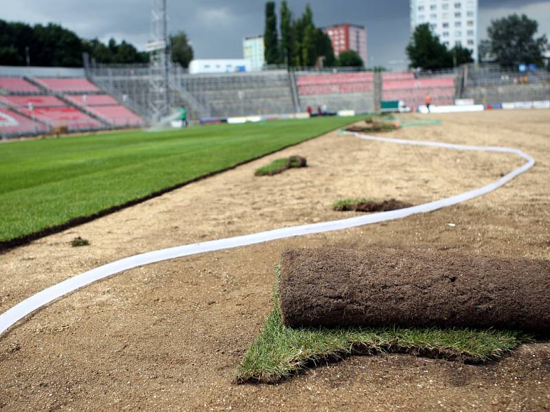 Pokládání nového trávníku na stadioně v Králově poli.