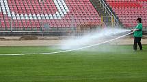 Pokládání nového trávníku na stadioně v Králově poli.