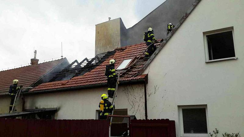 Škoda do jednoho milionu korun a rozebraná střecha. Takové jsou následky požáru, který vypukl v přízemí jednoho ze dvou křídel většího rodinného domu na Masarykově náměstí ve Šlapanicích na Brněnsku.