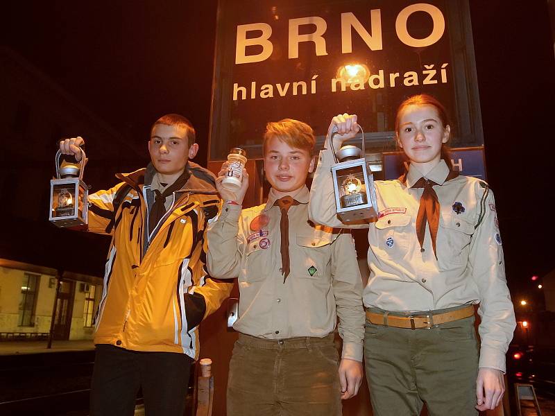 Symbol Vánoc a naděje, lucerna, která lidem svítí na cestu. Betlémské světlo je v Brně. Čtyřčlenná skupina skautů ho přivezla z Vídně, kde ho rakouští skauti předávali delegacím z celé Evropy, v sobotu večer v sedm hodin. S dvacetiminutovým zpožděním.