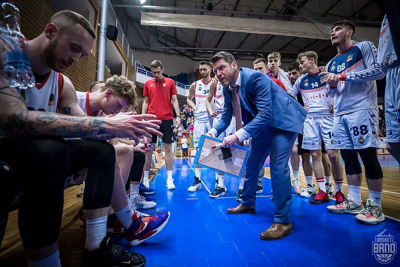 Brněnští basketbalisté (v bílém) oslavili postup do semifinále, když zdolali 4:3 na zápasy Pardubice.