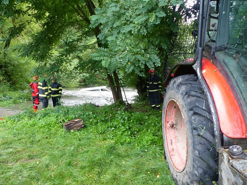 Zásah hasičů na Ivančicku, kde dodávka sjela do rozbouřené řeky.