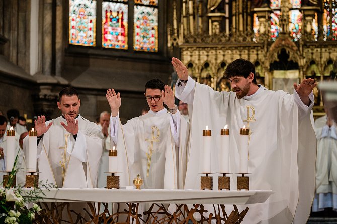 Brněnský biskup Pavel Konzbul vysvětil na Petrově tři novokněze, Lukáše Janouška, Milana Pazderu a Daniela Martinka.