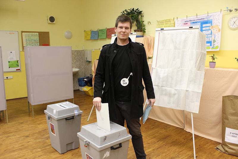 V komunálních volbách 2018 v Brně odvolil na ZŠ Gajdošova i lídr kandidátky Pirátské strany, Tomáš Koláčný.