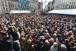 Brno 20.3.2020 - srovnání místa před a po zákazu pohybu bez zakrytých úst a nosu - náměstí Svobody