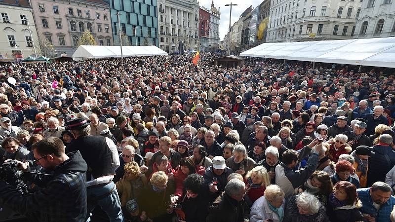 Brno 20.3.2020 - srovnání místa před a po zákazu pohybu bez zakrytých úst a nosu - náměstí Svobody