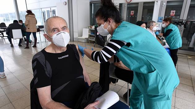 Dobrovolníků je potřeba v očkovacích centrech na jihu Moravy stále větší množství.