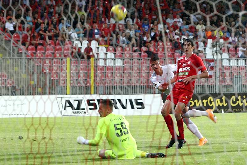 Domácí FC Zbrojovka Brno v červeném proti AC Sparta Praha.