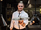 Šéfkuchař restaurace Valoria Martin Drechsler připravil pro hosty třeba carpaccio ze zauzeného srnčího hřbetu, s houbovým tartarem a brusinkovou espumou.