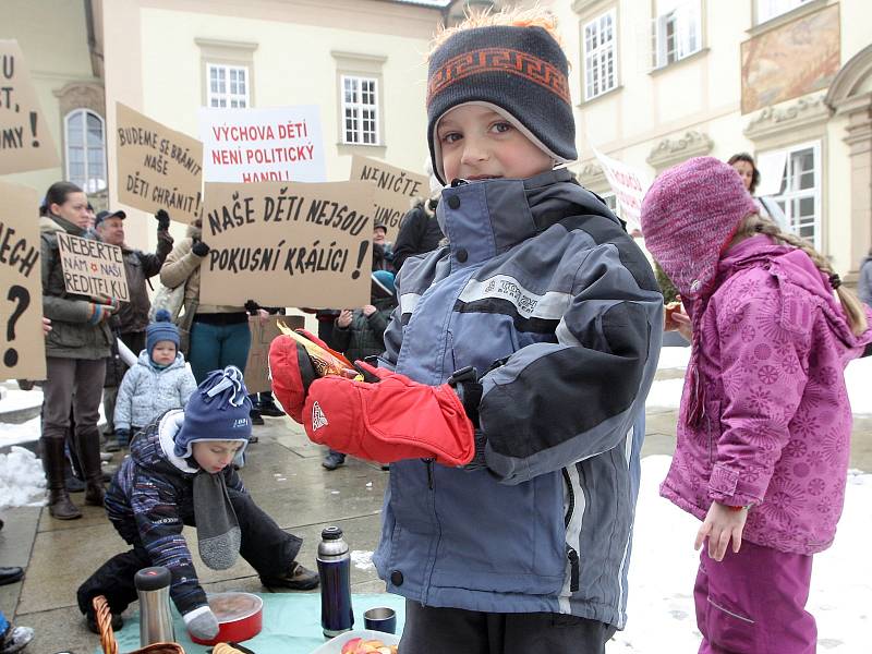 Tuřanští demonstrovali proti nově zvolené ředitelce na nádvoří brněnského magistrátu.