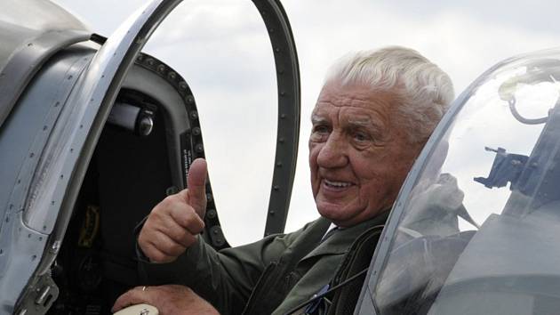 Generál Emil Boček ve svém milovaném letounu Supermarine Spitfire.